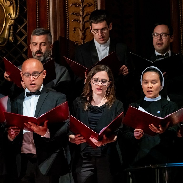 Quando la musica liturgica è ispirata dalla fede e plasmata con maestria, coinvolge la voce, la mente e il cuore. Diventa un cammino di preghiera.